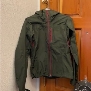 Women’s small stoic windbreaker olive green